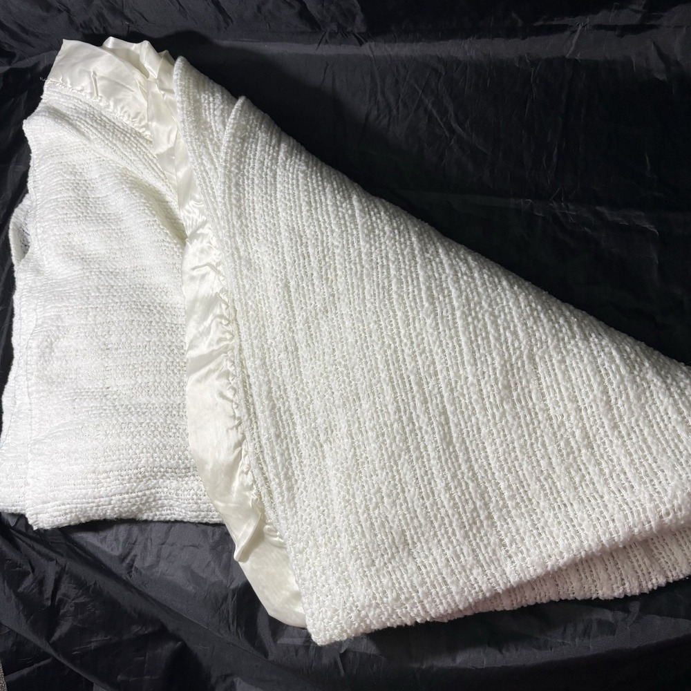 Vtg White Satin Trim Acrylic Waffle Weave Blanket 76x82" - Picture 3 of 8